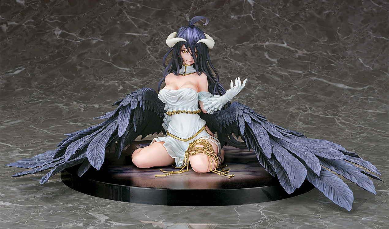 Figurine Albedo 1/7 par Phat Company, vue de face, montrant Albedo en position assise avec son sourire &eacute;nigmatique et ses ailes noires sculpt&eacute;es.
