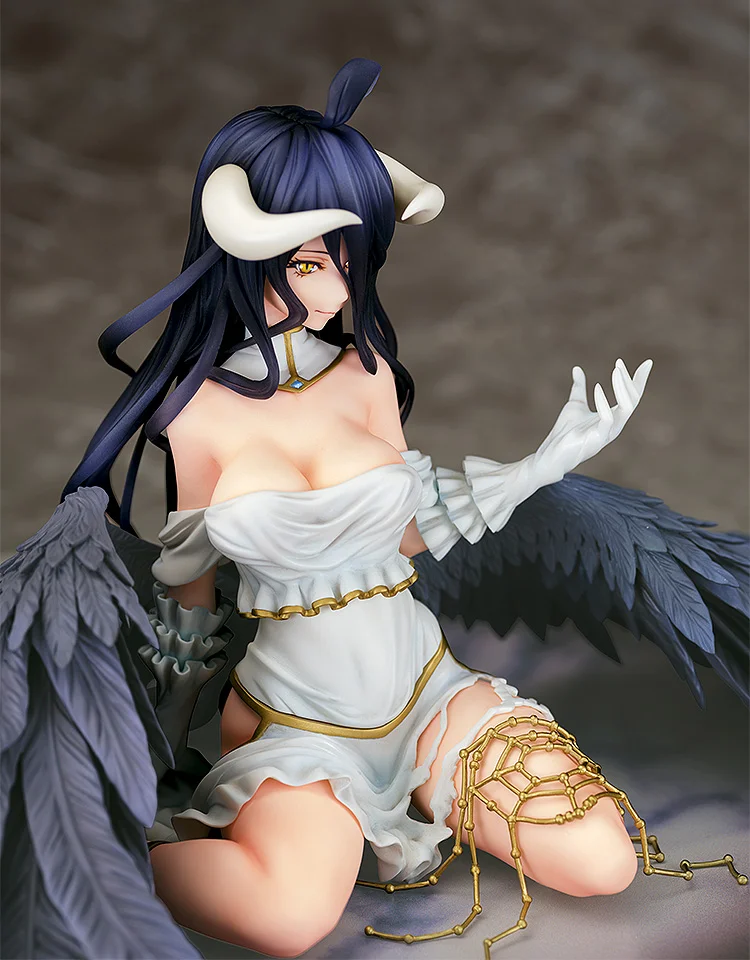 Profil de la figurine d'Albedo 1/7, exposant ses jambes et sa poitrine sous une tenue d&eacute;chir&eacute;e, avec un design soign&eacute;.