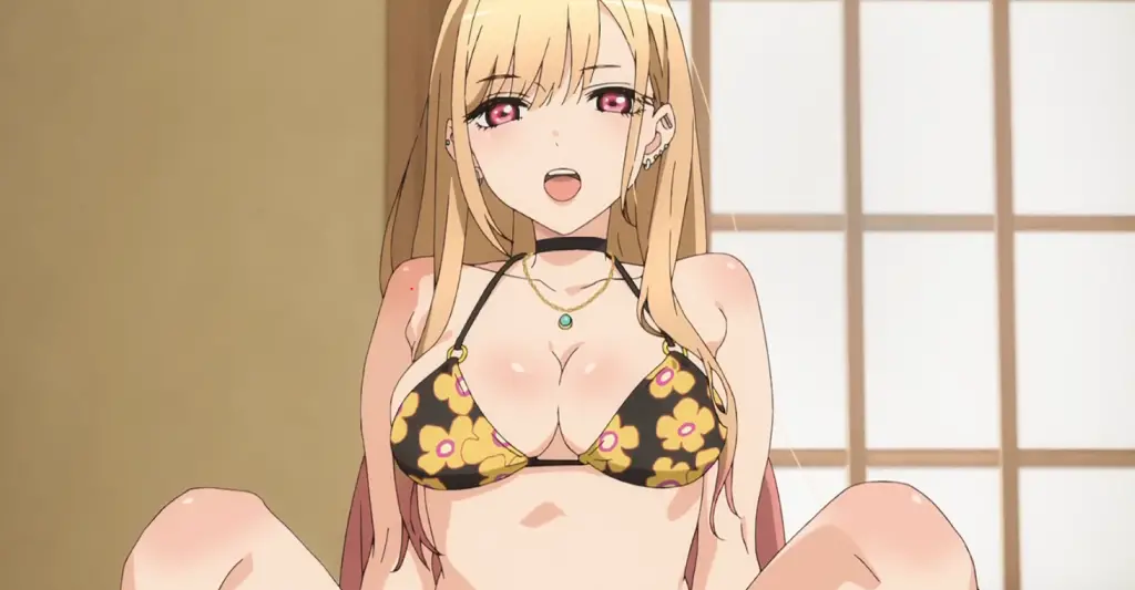 Image tir&eacute;e de l'&eacute;pisode 2 de la saison 1 de l'anim&eacute; My Dress-Up Darling. On y voit Marin Kitagawa en maillot de bain, avec une expression s&eacute;rieuse, demandant &agrave; Gojo de prendre ses mesures.